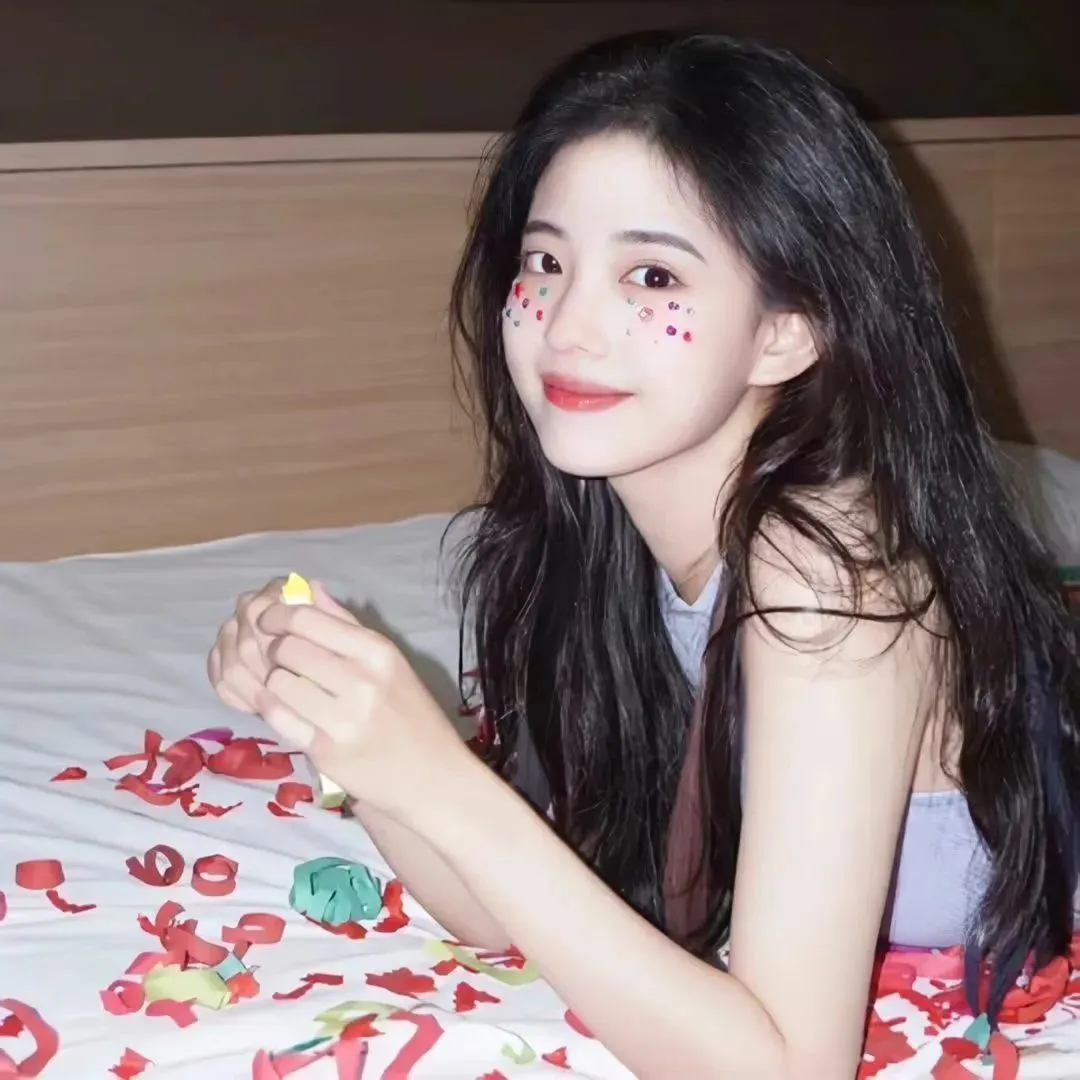 温柔美女读书分享 - 知识与美的完美结合